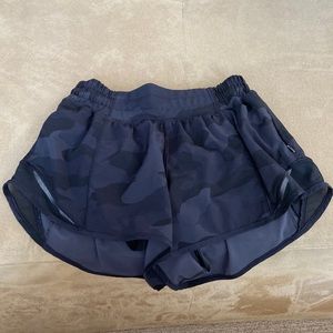 LULULEMON HOTTY HOT SHORTS 2.5” SIZE 2